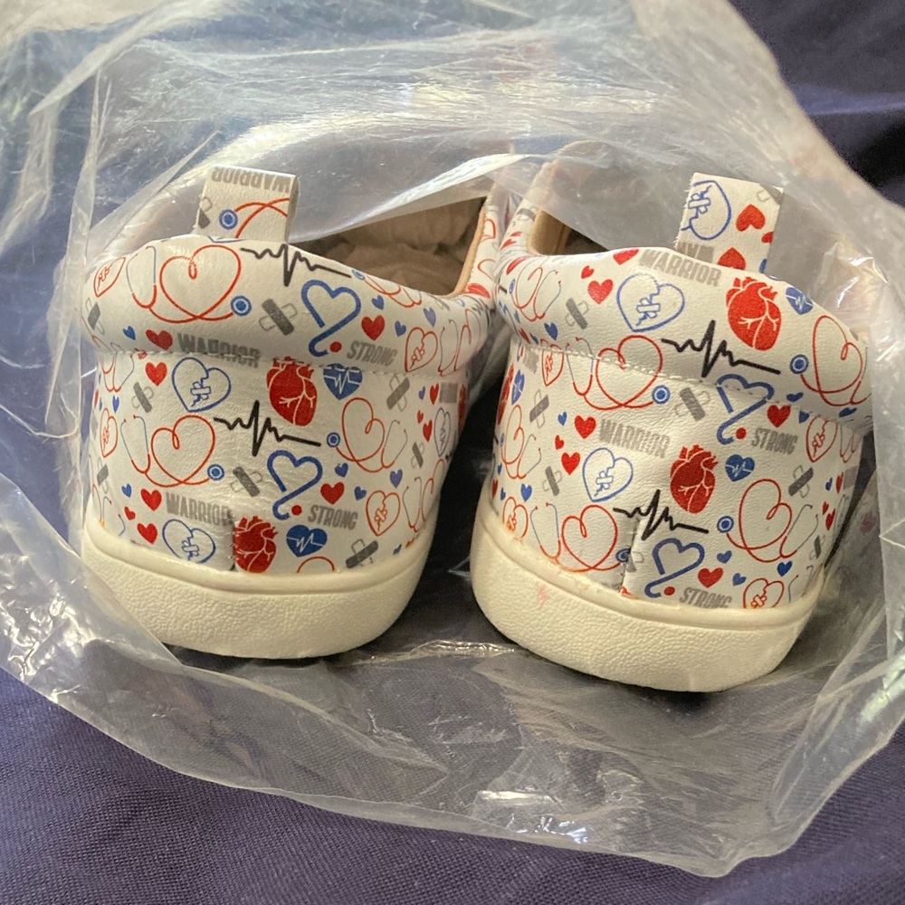 NWT Mommy Monkey Feet - Heart Warrior - Slip Ons - size 39 ❤️💙 - Picture 6 of 7